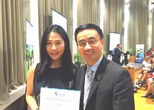 中国侨网武嘉楠与国家党国会议员杨健博士在颁奖典礼合影