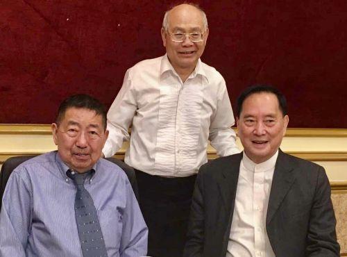中国侨网谢嘉居(右前)两周前从西雅图来洛杉矶访问时的留影。(美国《侨报》/谢嘉居提供)