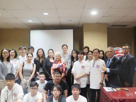 中国侨网红色衣服者为多元文化部主任Rose Rodriguez,后排右三为王晓薇。(美国《侨报》/王伊琳 摄)