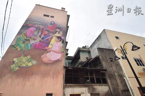 中国侨网“四族孩子齐学习包裹马来饭团”巨型壁画。(马来西亚《星洲日报》)