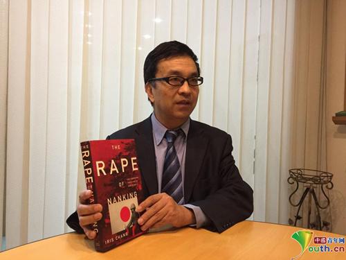 中国侨网童增手持《南京大屠杀》介绍与张纯如最初见面经过 中国青年网记者 姚兰 摄