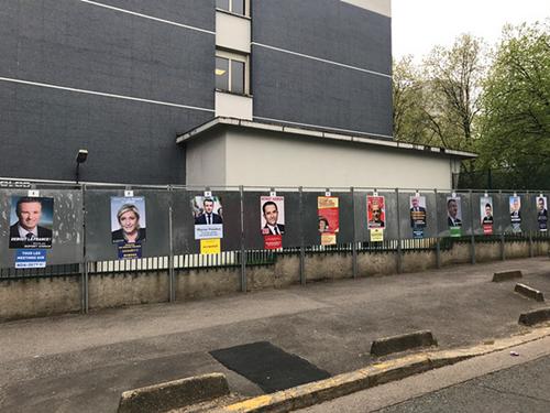 中国侨网法国11位候选人头像张贴在每个投票点。图为在维特里市投票点古斯塔夫·莫诺德中学门口的候选人头像。（法国《欧洲时报》/黄冠杰 摄）