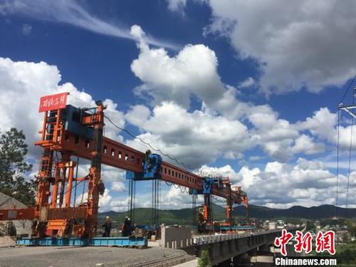中国侨网广大铁路扩能改造工程铺架现场。昆明铁路局供图