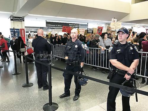 中国侨网除海关禁区外，旧金山机场的保安由旧金山警局警员负责。（美国《世界日报》资料图）