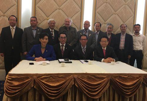 中国侨网赵美心、林达坚、周本立、伍国庆(前排左起)以及小区人士13日上午在蒙特利公园市联合举行记者会,表达不满,并要求联航做出高额赔偿。(美国《世界日报》/张敏毅摄影)