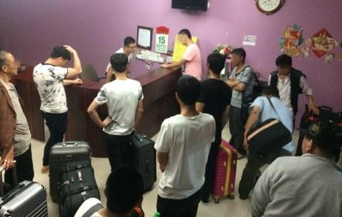 中国侨网陷入“打工骗局”的部分中国农民获安排入住酒店，摆脱过去几日风餐露宿，无处容身的命运。（马来西亚《诗华日报》）