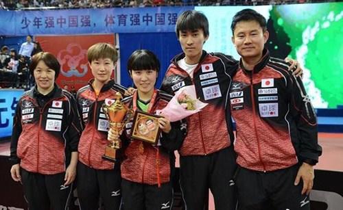 中国侨网平野美宇现教练王锐(右一)。(日本《中文导报》)