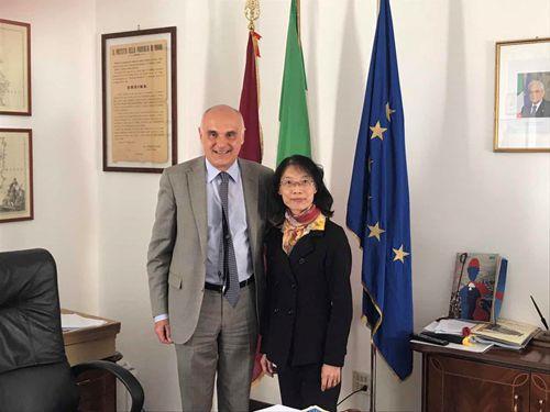 中国侨网驻意大利大使馆参赞吴冬梅，赴撒丁岛约见努奥罗市警察局长克鲁奇。