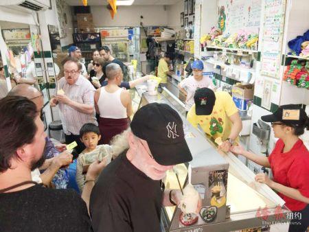 中国侨网图为华埠的冰淇淋店挤满了人。（美国《侨报》/叶永康 摄）