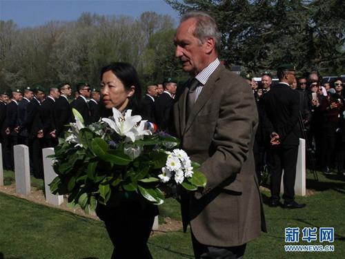 中国侨网资料图:4月9日,在法国北方滨海努瓦耶勒市郊的诺莱特华工墓园,法国前国防部长热拉尔·隆盖(前右)向一战牺牲华工敬献鲜花。在法华侨华人9日在法国北方滨海努瓦耶勒市郊的诺莱特华工墓园举行清明公祭仪式,隆重悼念和缅怀在第一次世界大战中为保卫法国和英国而英勇捐躯的华工。新华社记者 韩冰 摄