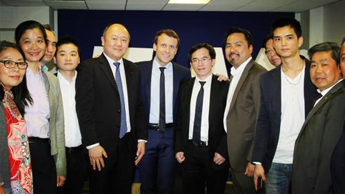 中国侨网3月31日下午,法国总统热门候选人马克龙在其竞选总部,会见了被枪杀华侨刘少尧的家人,对他们进行了慰问,并表示将提供必要帮助。这是首位法国政界人士与逝者家属的会面。(法国《欧洲时报》/张新 摄)