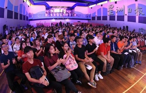中国侨网1000名以华裔为主的学生挤满体育倌，并在对话会上积极发言。（马来西亚《星洲日报》）