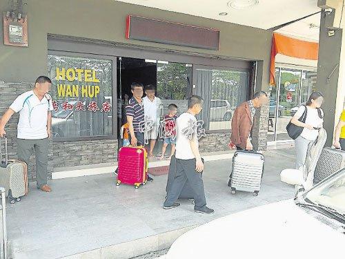 中国侨网中国农民离开旅店,准备前往士乃机场。(马来西亚《中国报》)