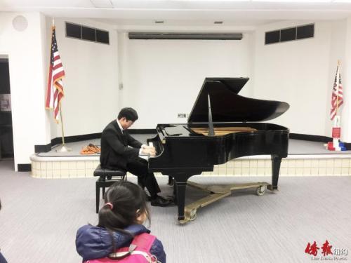 中国侨网华裔青少年琴童在布鲁克林新卓越图书馆钢琴音乐会上演奏世界名曲。（美国《侨报》/高诗云 摄）