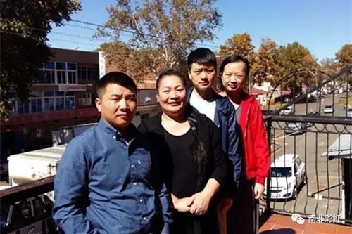 中国侨网余萍（右一）、其堂姐（右二）、小包（左一）与“金台北”旅馆老板娘董姐合影。（南非华人网）
