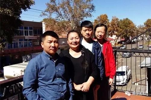中国侨网余萍(右一)、其堂姐(右二)、小包(左一)与“金台北”旅馆老板娘董姐合影。(南非华人网)