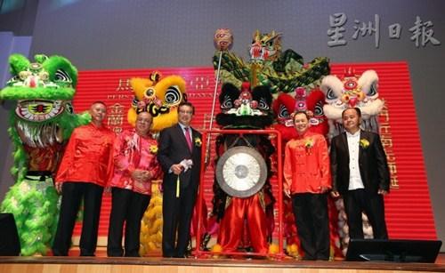 中国侨网廖中莱（左三）与洪门金兰总会理事一同主持鸣锣仪式。（马来西亚《星洲日报》）