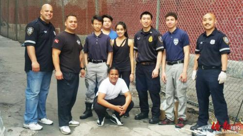 中国侨网市警五分局与“警局探索者项目”青年志愿者清理涂鸦。(美国《侨报》)