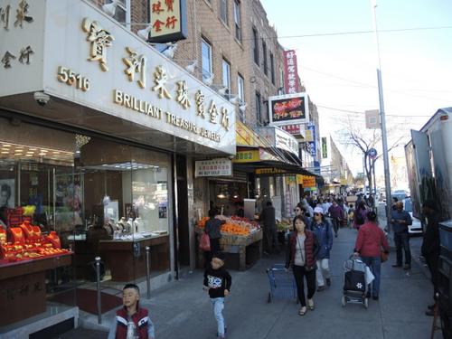 中国侨网案发现场在八大道夹56街，受害华裔妇女被抢走一条金项链。（美国《世界日报》/王靖雯 摄）