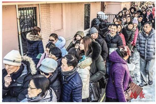 中国侨网图为一千多名华裔家长日前在华协会门前排队，等候申请新学年托儿所。（美国《侨报》资料图）