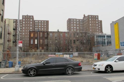 中国侨网哈林区西126街263-267号空地将建可负担住房。（美国《世界日报》/金春香 摄）