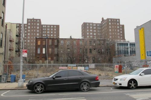 中国侨网哈林区西126街263-267号空地将建可负担住房。(美国《世界日报》/金春香 摄)