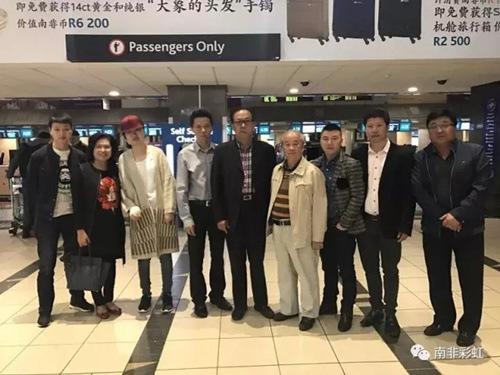 中国侨网19日上午，数名南非侨领赶赴机场送别余萍（左三）。（南非华人网）