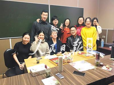 中国侨网管浛亦（左二）在特里基亚科夫画廊学习，培养兴趣，为以后的就业打下基础。
