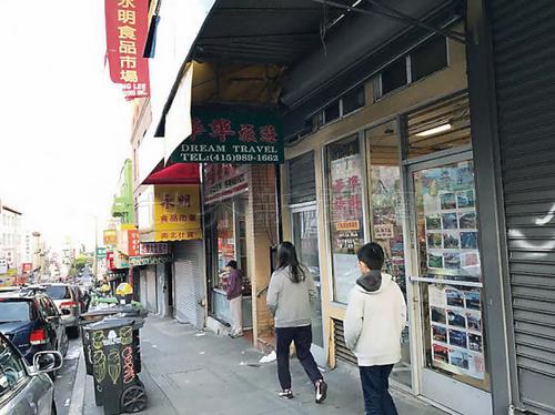 中国侨网一对华裔夫妇日前就在这段华埠积臣街，被持抢的非裔嫌犯抢劫及殴打受伤。（美国《世界日报》/李秀兰 摄）