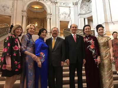 中国侨网罗总领事及夫人乔力、李孟贤市长及夫人林进敏等人合影。(驻旧金山总领馆图片)