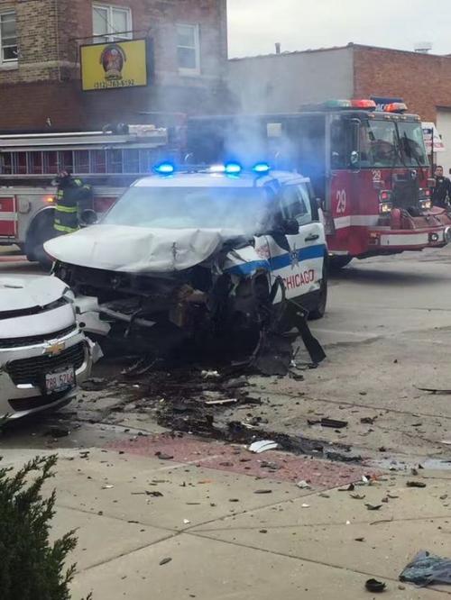 中国侨网芝加哥华埠日前发生严重事故，警员在执行追捕任务时发生车祸，二名警员受伤。（美国《世界日报》）