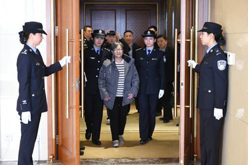 中国侨网2016年11月16日,在中央反腐败协调小组国际追逃追赃工作办公室的统筹协调下,经中央有关部门和浙江省追逃办密切协作,潜逃海外13年之久的“百名红通人员”头号嫌犯杨秀珠回国投案自首。图片来源:中纪委监察部网站