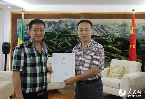 中国侨网李杨总领事（右）向领保联络员颁发证书（摄影颜欢）
