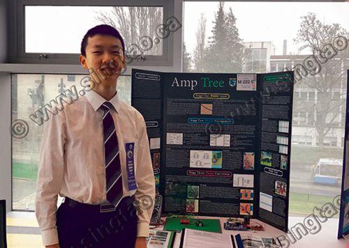 中国侨网赵宏洋介绍他的作品 Amp Tree 。(加拿大《星岛日报》 受访者提供)