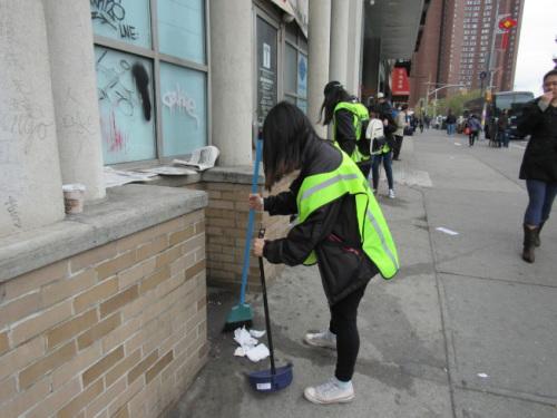 中国侨网来自各校的学生志工于华埠主要街道上扫街响应“地球日”。（美国《世界日报》/颜嘉莹 摄）