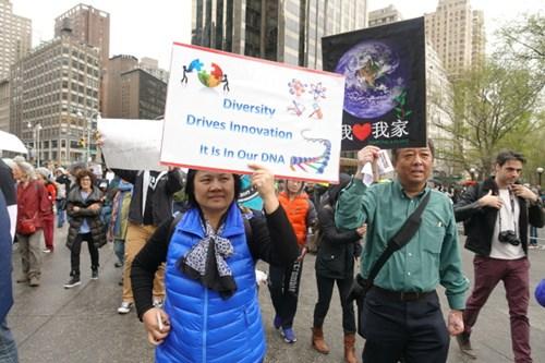 中国侨网众多各行各业华裔民众加入到科学大游行队伍中。(美国《世界日报》/金春香 摄)
