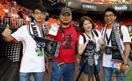 中国侨网4月16日中国球迷观看瓦伦西亚足球比赛。（西班牙《欧华报》）