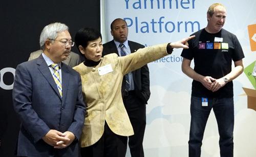 中国侨网钟月娟（左二）向李孟贤市长（左一）讲解公民入籍工作坊的一条龙服务。（美国《世界日报》/关文杰 摄）
