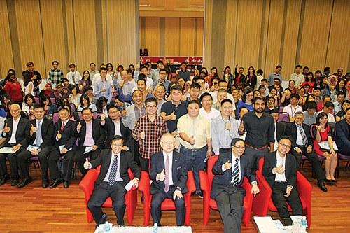 中国侨网魏家祥（前排坐者左二）等嘉宾与研讨会的参与者大合照。（马来西亚《光华日报》）