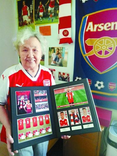 中国侨网刘奶奶穿着阿森纳足球俱乐部为她专门定制的7号球衣，成为阿森纳俱乐部的“编外一员”。  