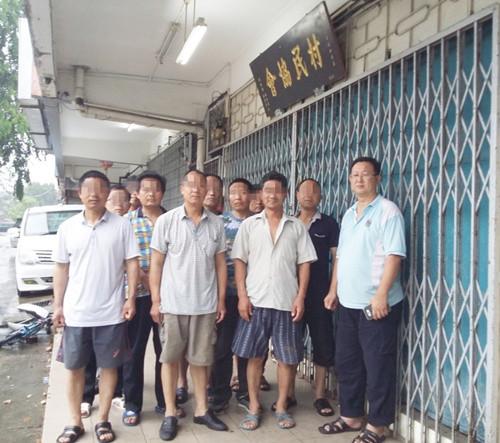 中国侨网寄宿士乃村民协会会所的中国农民，与刘治平（右）合照。
