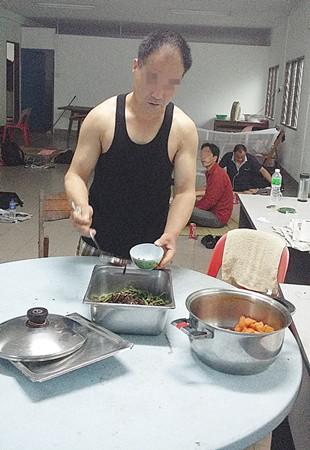 中国侨网士乃村民热心提供膳食,让寄宿的中国农民享用。