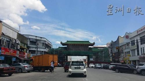 中国侨网哥本苏丹路唐人街郑和牌楼正式完工后，市议会将在这个地区打造一个以华裔商贩为主的夜市。（马来西亚《星洲日报》）