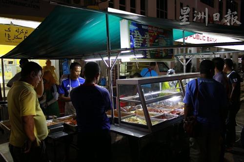 中国侨网即使有了华人夜市，市议会依然保留此地的穆斯林小贩，图为一档极受华裔欢迎的马来蒸饭（nasi kukus）。（马来西亚《星洲日报》）