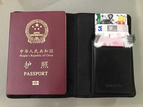 中国侨网小李的钱包及证件失而复得。(波兰华人资讯网)