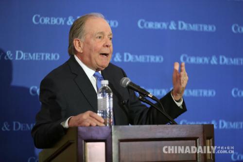 中国侨网4月13日,被美联航暴力赶下飞机的越南裔美国乘客的代理律师托马斯·德梅特里奥在芝加哥举行的记者会上讲话。(图片来源:新华社)