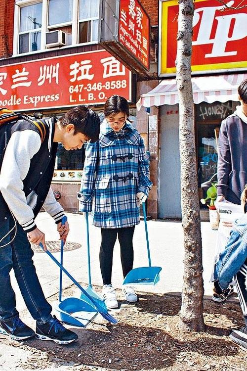 中国侨网义工们打扫街道。（加拿大《星岛日报》）