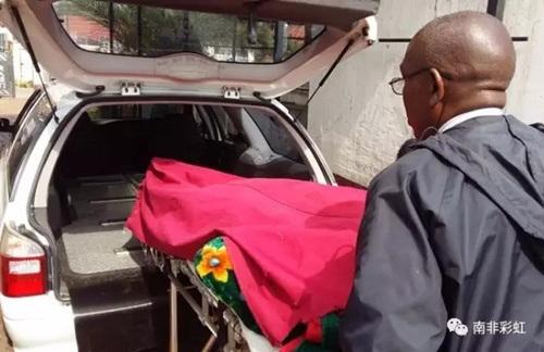 中国侨网死者被送往当地殡仪馆。(南非华人网)