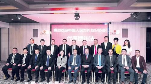 中国侨网代表团与各旅法侨社代表合影。(法国《欧洲时报》/顾文杰 摄)