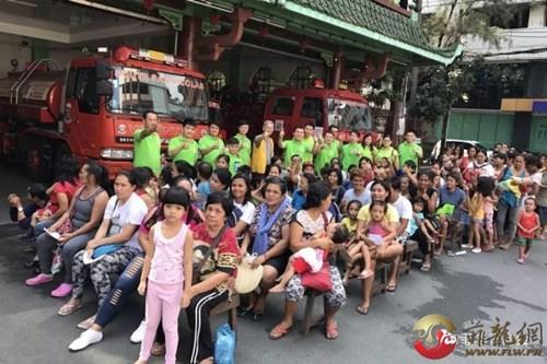 中国侨网义诊中心外合影。(菲龙网)